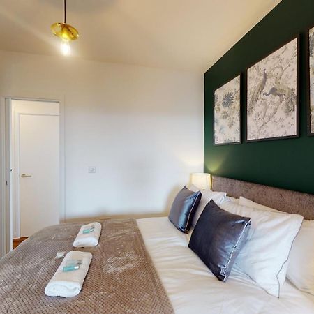 Studio Apartment With 65" Smart Tv Newport  Zewnętrze zdjęcie