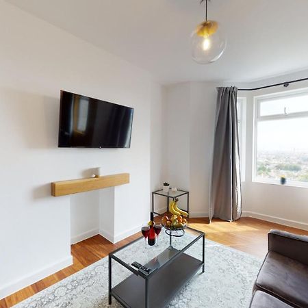 Studio Apartment With 65" Smart Tv Newport  Zewnętrze zdjęcie