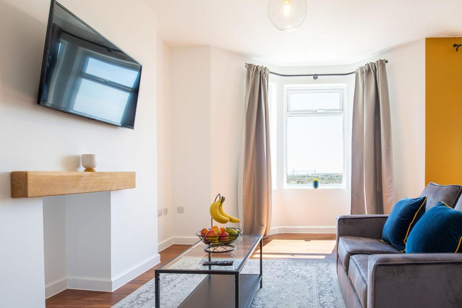 Studio Apartment With 65" Smart Tv Newport  Zewnętrze zdjęcie