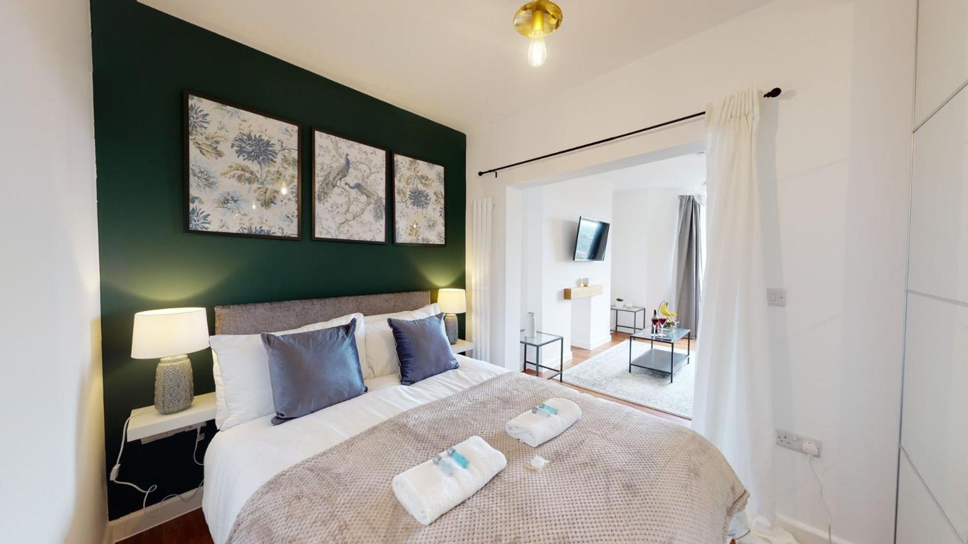 Studio Apartment With 65" Smart Tv Newport  Zewnętrze zdjęcie
