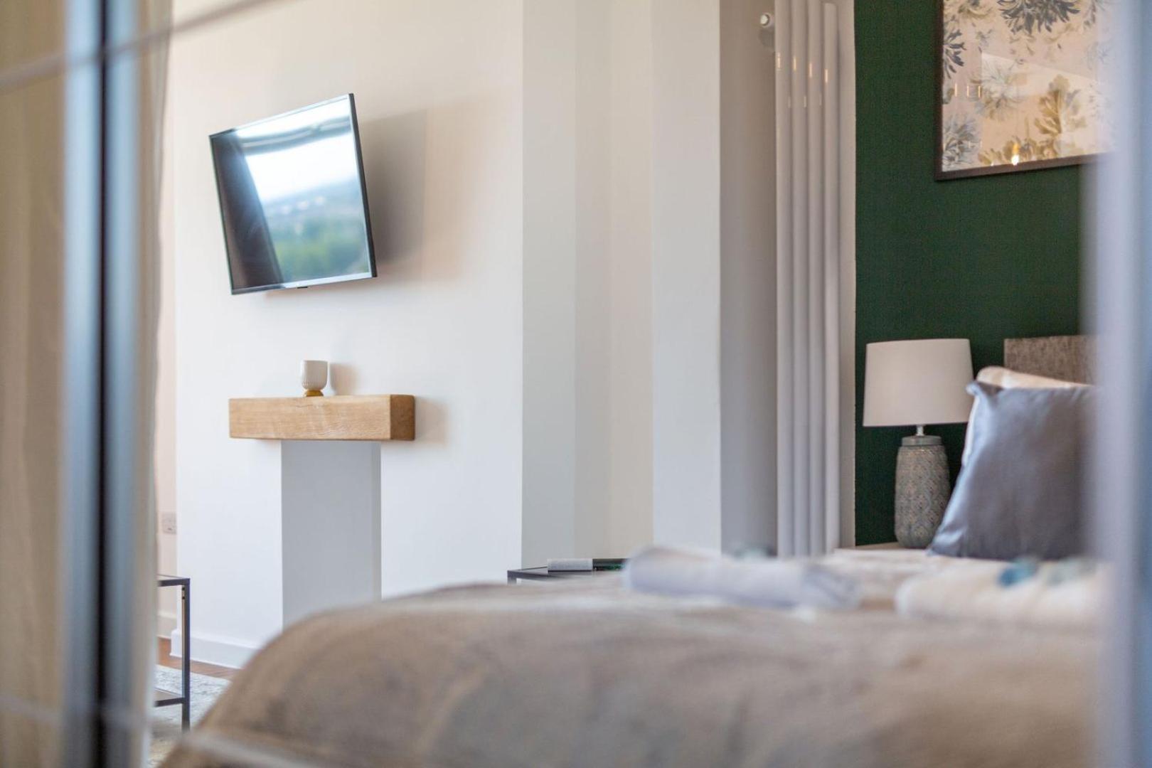 Studio Apartment With 65" Smart Tv Newport  Zewnętrze zdjęcie