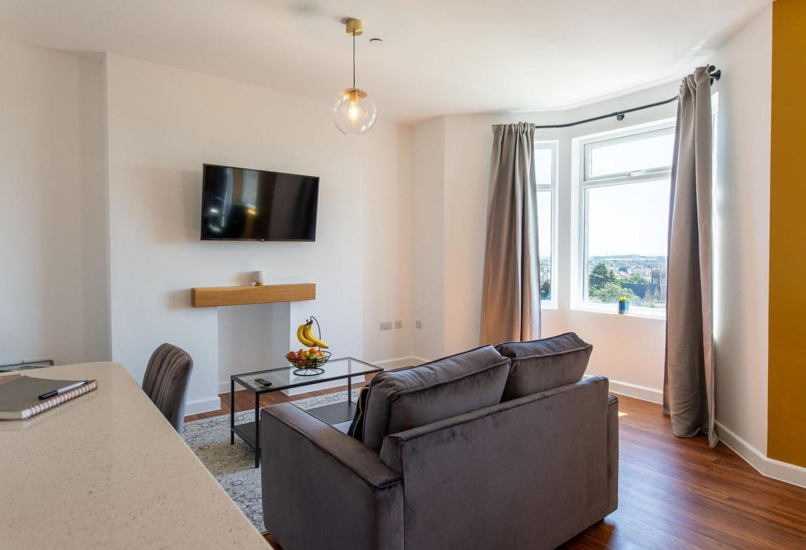 Studio Apartment With 65" Smart Tv Newport  Zewnętrze zdjęcie