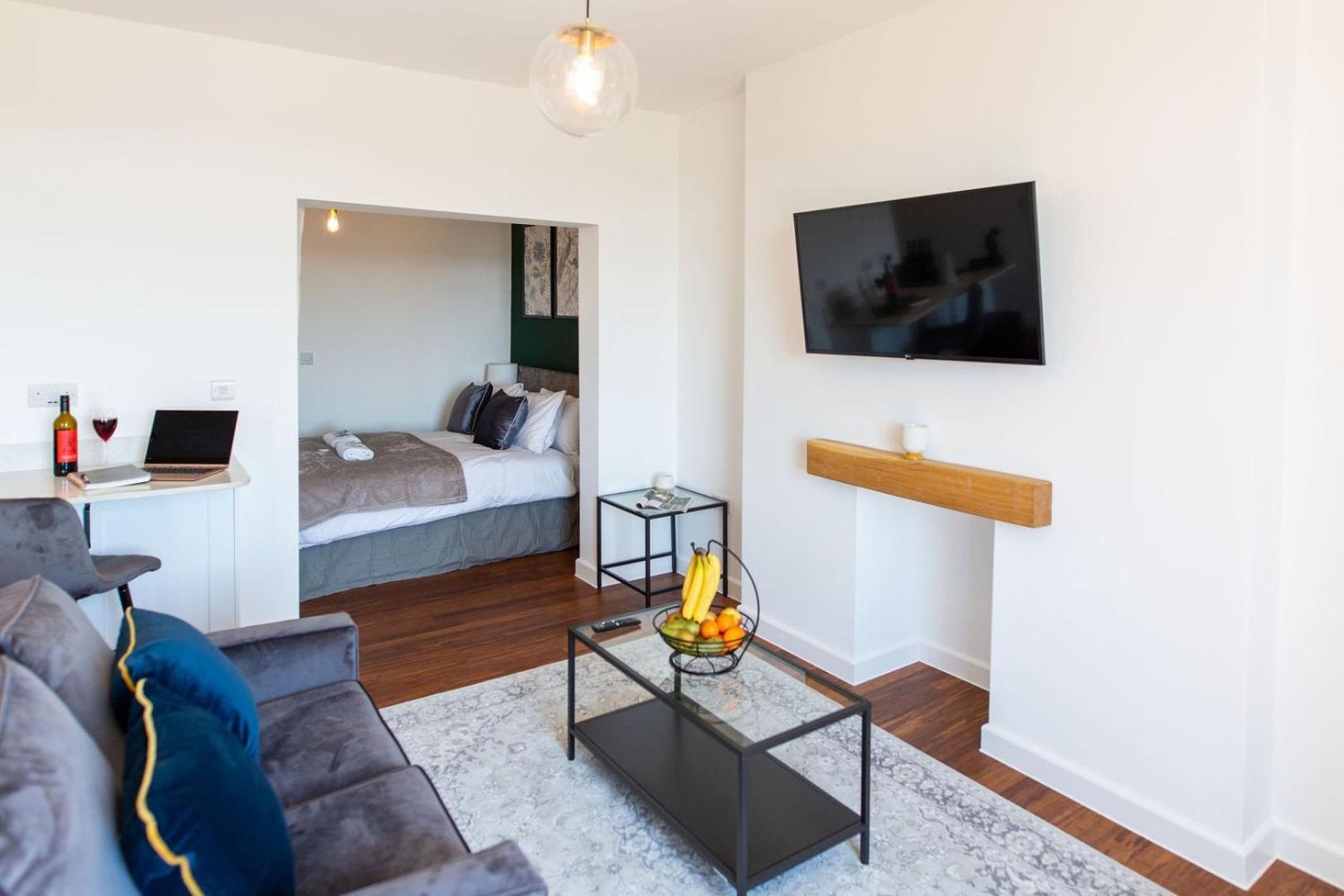 Studio Apartment With 65" Smart Tv Newport  Zewnętrze zdjęcie