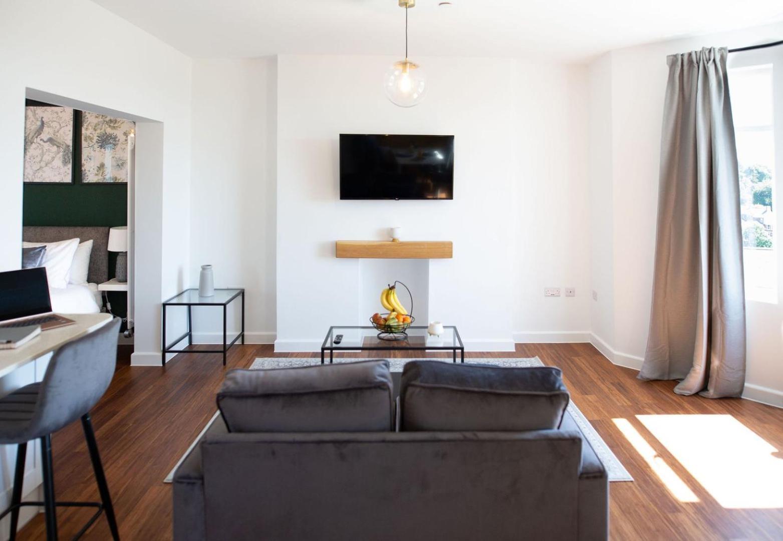 Studio Apartment With 65" Smart Tv Newport  Zewnętrze zdjęcie