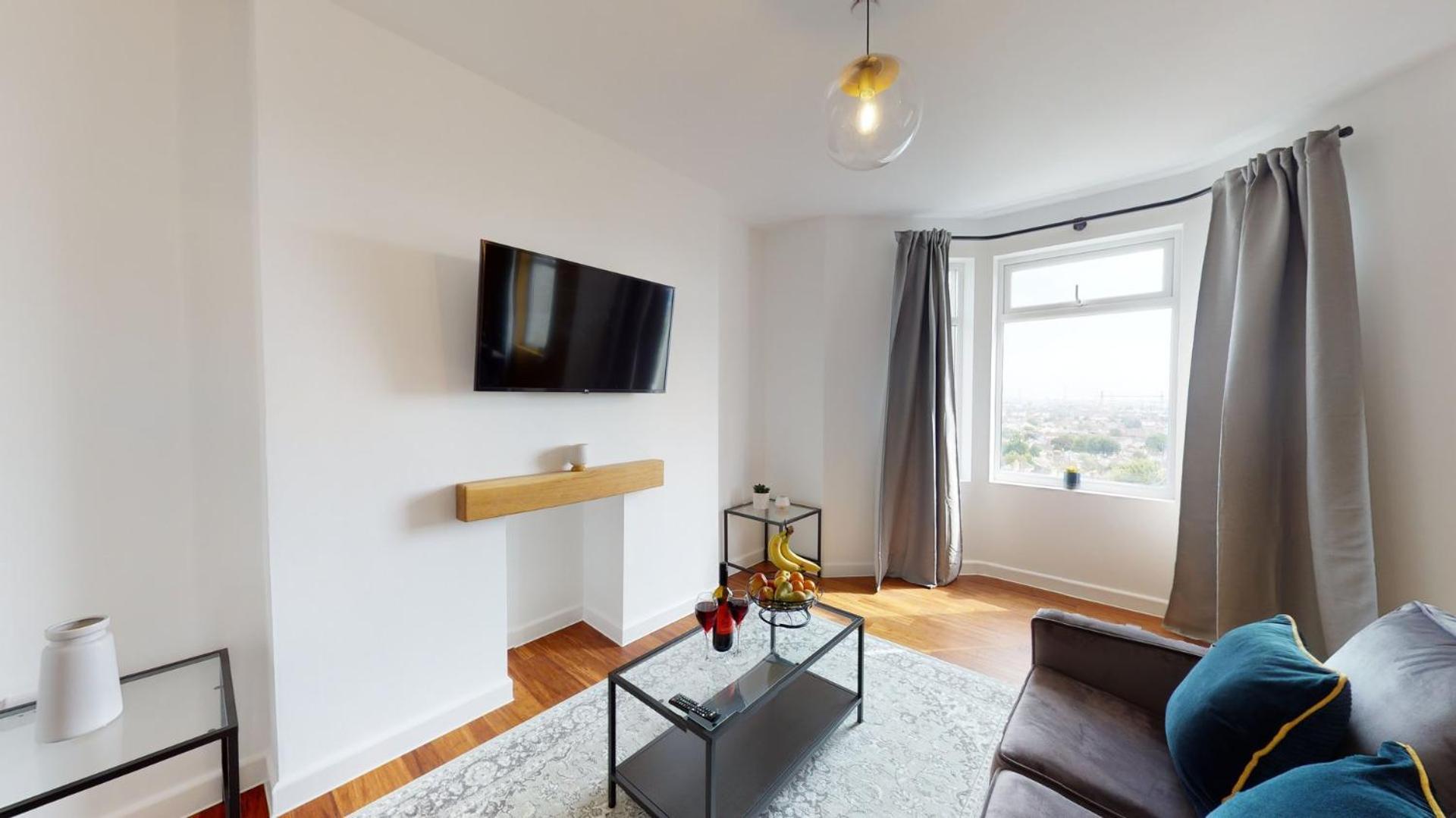 Studio Apartment With 65" Smart Tv Newport  Zewnętrze zdjęcie
