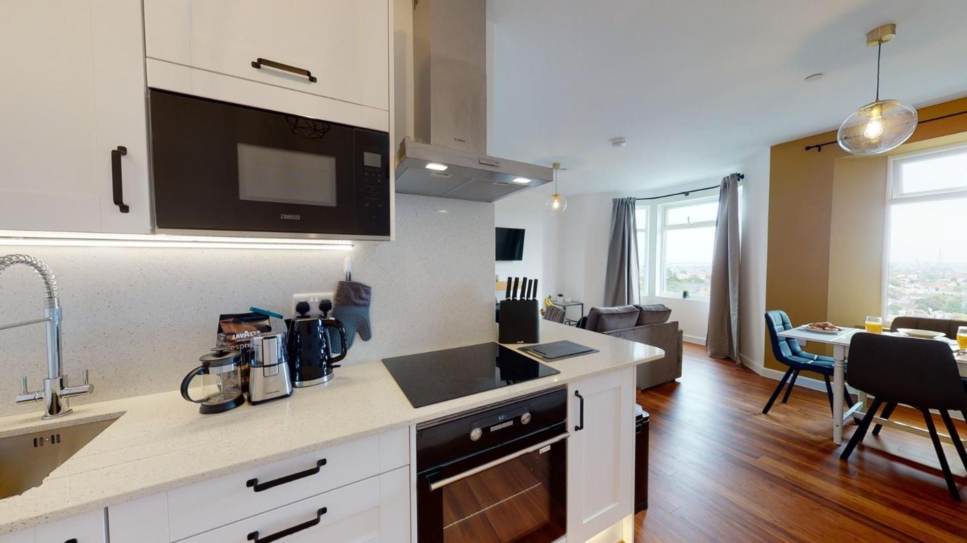 Studio Apartment With 65" Smart Tv Newport  Zewnętrze zdjęcie