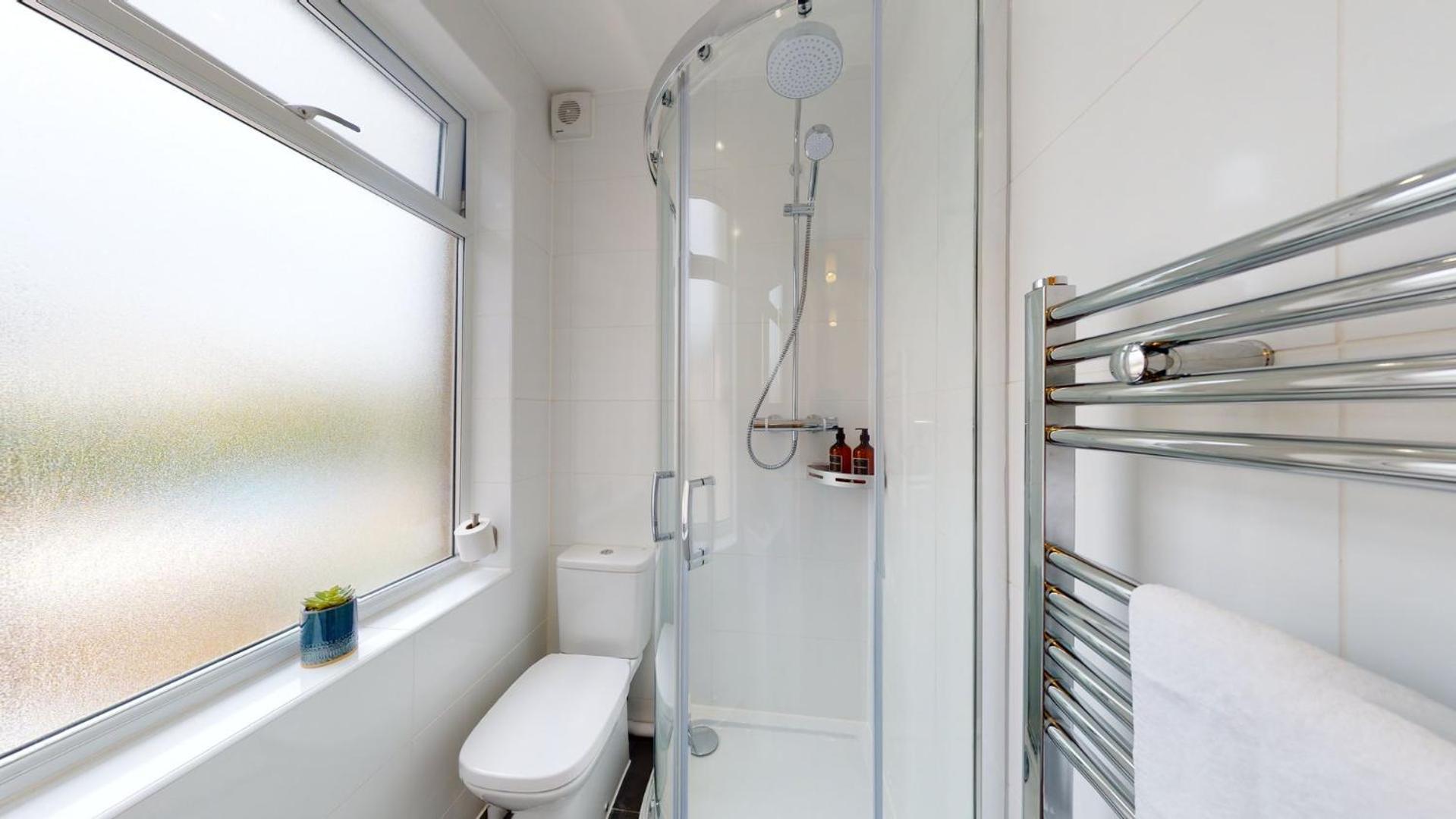 Studio Apartment With 65" Smart Tv Newport  Zewnętrze zdjęcie