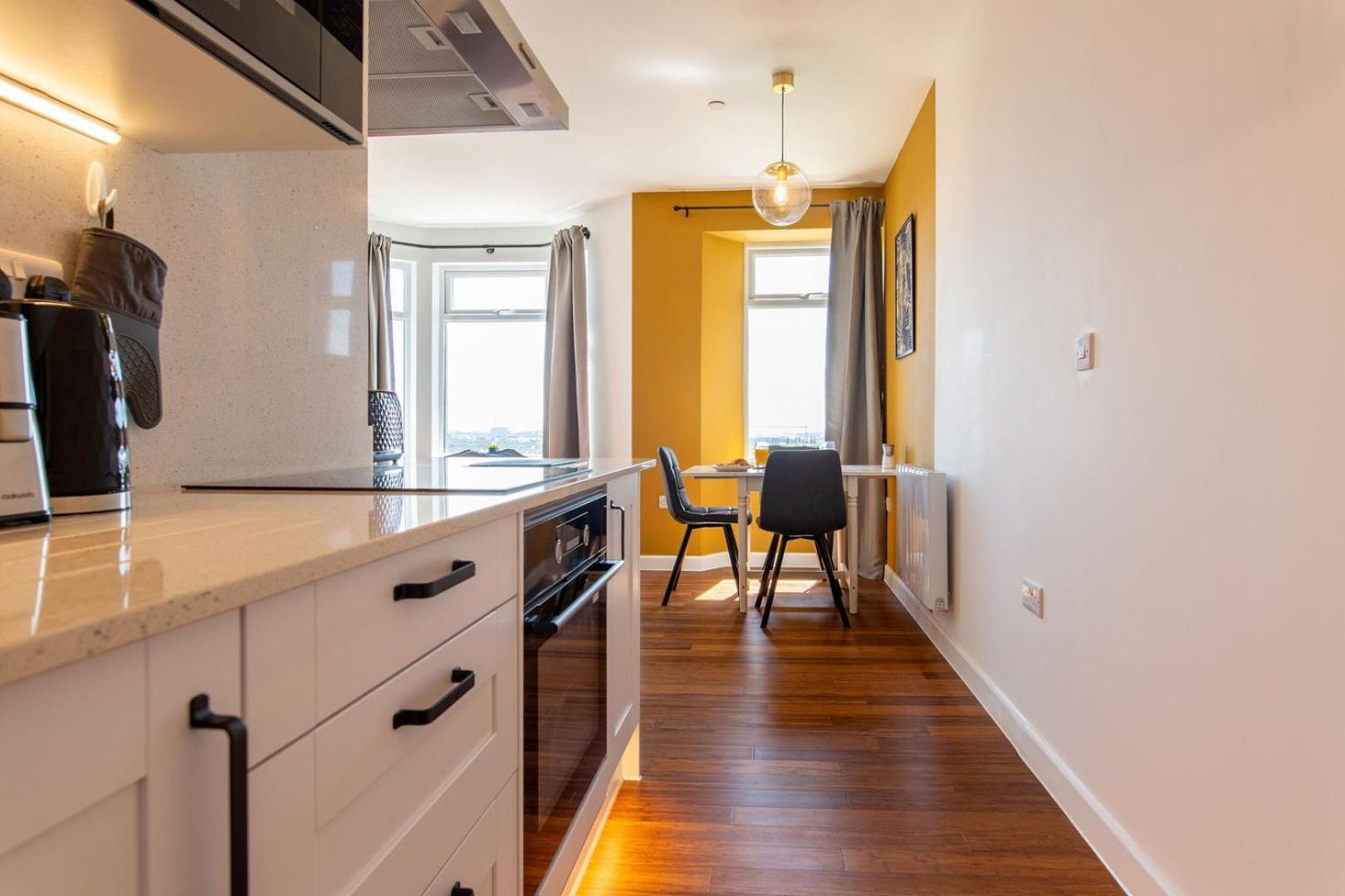 Studio Apartment With 65" Smart Tv Newport  Zewnętrze zdjęcie