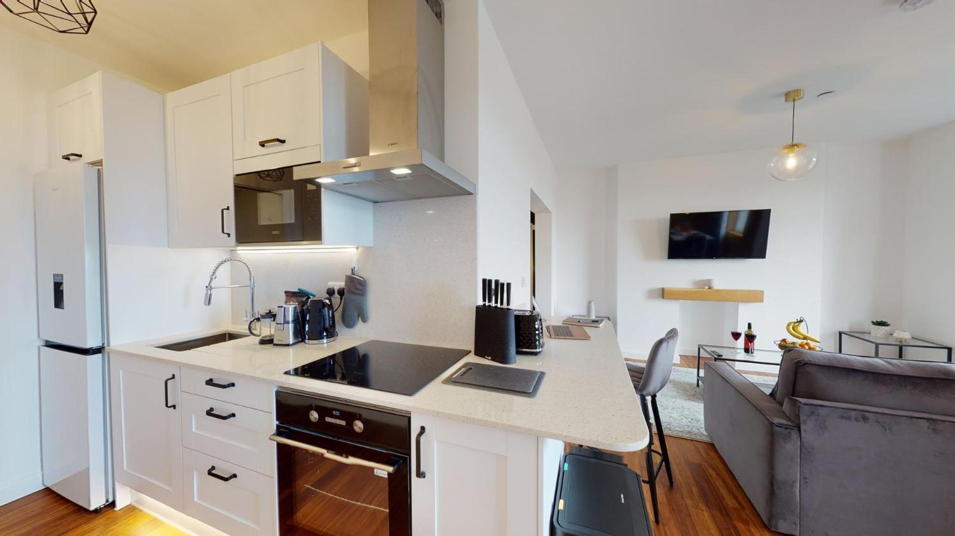 Studio Apartment With 65" Smart Tv Newport  Zewnętrze zdjęcie
