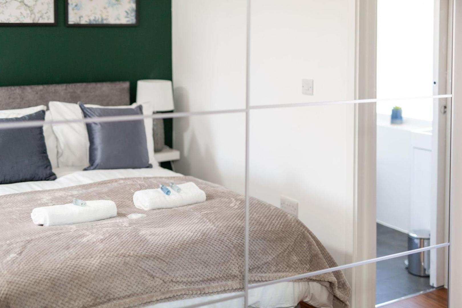 Studio Apartment With 65" Smart Tv Newport  Zewnętrze zdjęcie