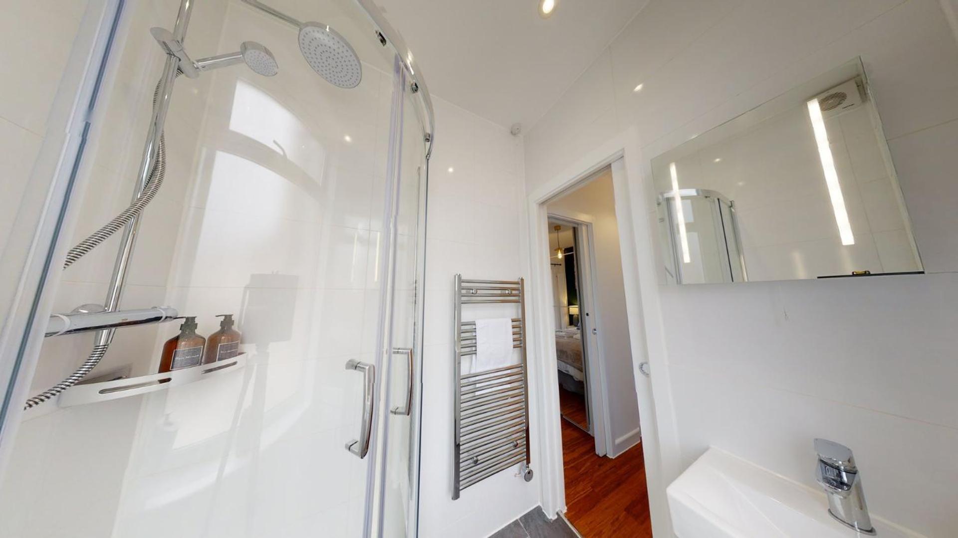 Studio Apartment With 65" Smart Tv Newport  Zewnętrze zdjęcie