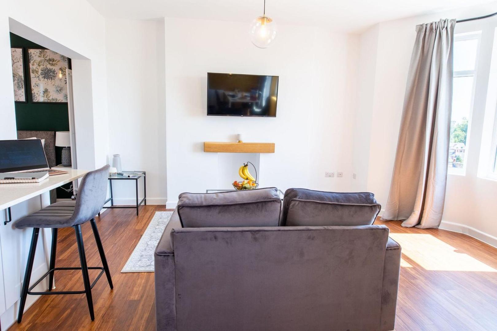 Studio Apartment With 65" Smart Tv Newport  Zewnętrze zdjęcie